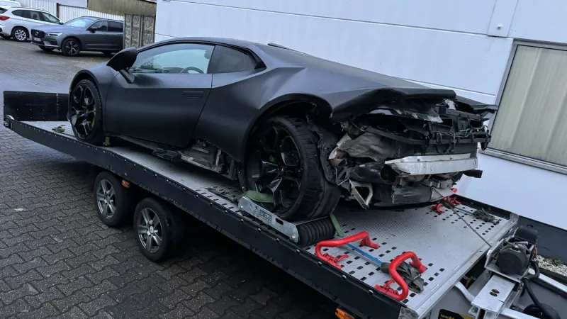 Nicht fahrbereiter Sportwagen auf dem Transportanhänger