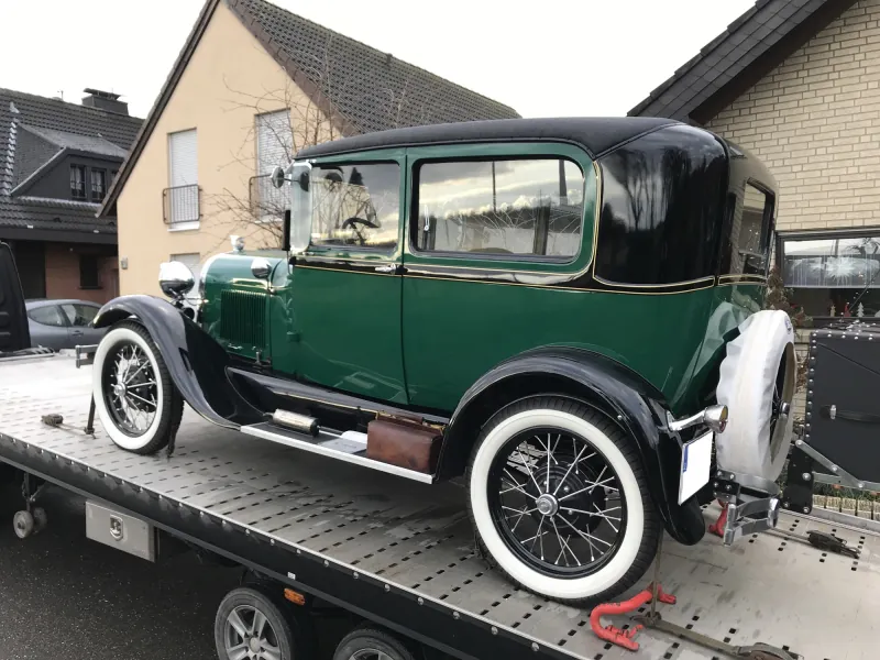 Originalaufnahme eines Oldtimers auf der Transportplattform