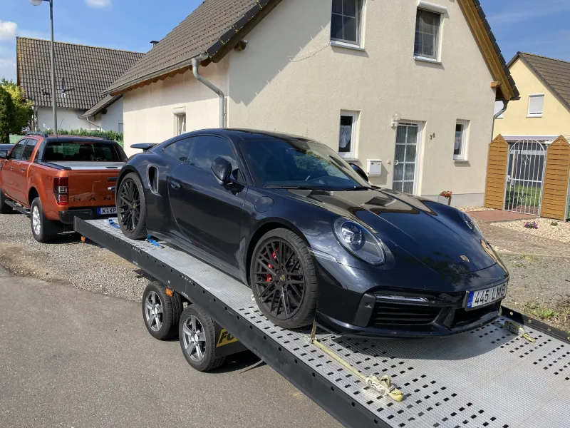 Porsche auf dem Transportanhänger
